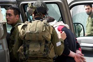 الاحتلال الصهيوني يعتقل 4 فلسطينيين ويحقق مع طفلة 10 سنوات