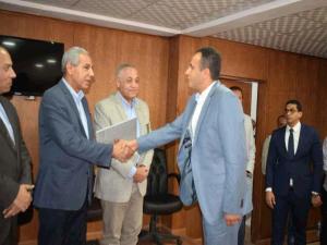 وزير الصناعة يسلم عقود الدفعة الأولى من طرح الأراضي بمدينة السادات