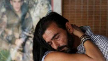 صورة مؤثرة.. هكذا يلملم أب لبناني رفات ابنه