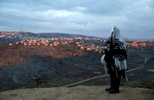مستوطنون يحرقون حقولا زراعية فلسطينية شمالي الضفة