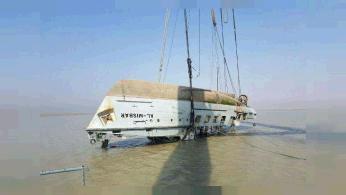 رجال الإنقاذ ينتشلون جثث بحارة عراقيين قضوا في غرق سفينة