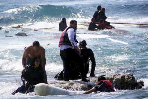 'الإندبندنت': الاتحاد الأوروبي يتعمد ترك اللاجئين للغرق