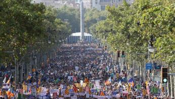 مسيرة في برشلونة تحت شعار 'لست خائفاً' رداً على الإرهاب