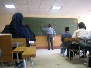 السلطات الإيرانية تستبعد مدرسين لأنهم «قبيحي المظهر»
