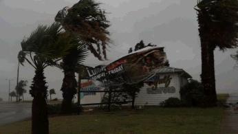 إعصار هارفي يتسبب بمقتل شخص ويخلف دمارا وفيضانات في ولاية تكساس الأمريكية