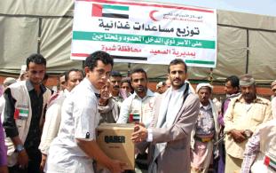 «الهلال الأحمر» توزع 4000 سلة غذائية على أهالي مديرية الصعيد بشبوة