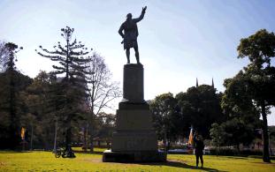 تخريب تمثال مكتشف أستراليا في سيدني